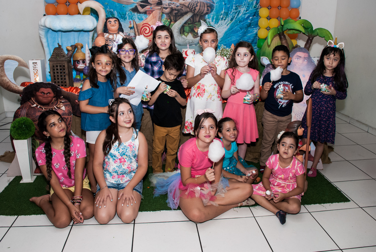 as amigas tiram foto juntas no Buffet Mundo da Lua Butantã, São Paulo, aniversaário de Maria Eduarda 7 anos, Buffet Mundo da Lua, Butantã, São Paulo