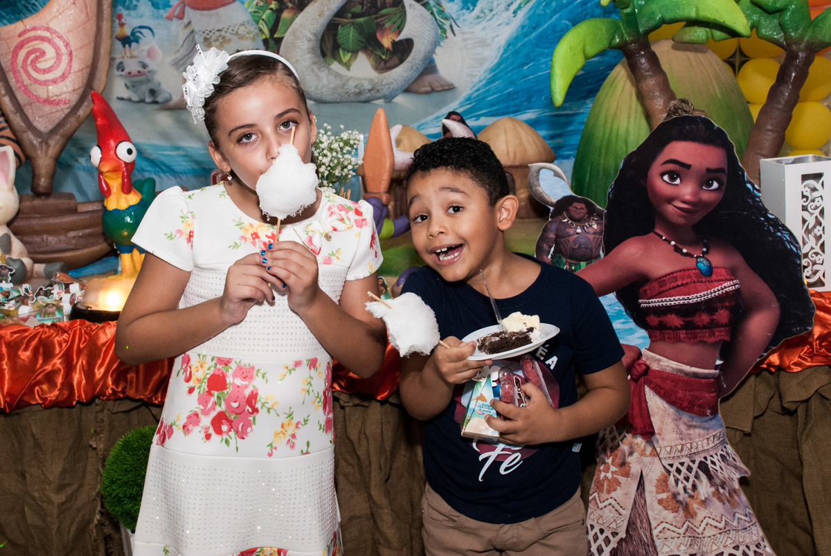 delicia de algodão doce no Buffet Mundo da Lua Butantã, São Paulo, aniversaário de Maria Eduarda 7 anos, Buffet Mundo da Lua, Butantã, São Paulo