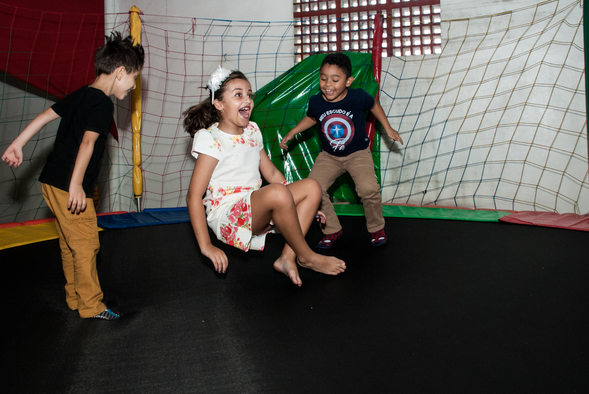 brincando na cama elástica com o amigo no Buffet Mundo da Lua Butantã, São Paulo, aniversaário de Maria Eduarda 7 anos, Buffet Mundo da Lua, Butantã, São Paulo
