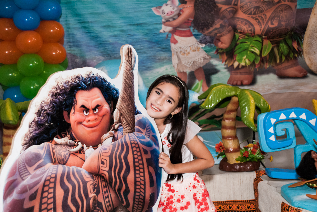 posando na mesa temática no Buffet Fábrica da Alegria, Osasco, São Paulo, aniversário de Bianca 8 anos tema da festa Moana