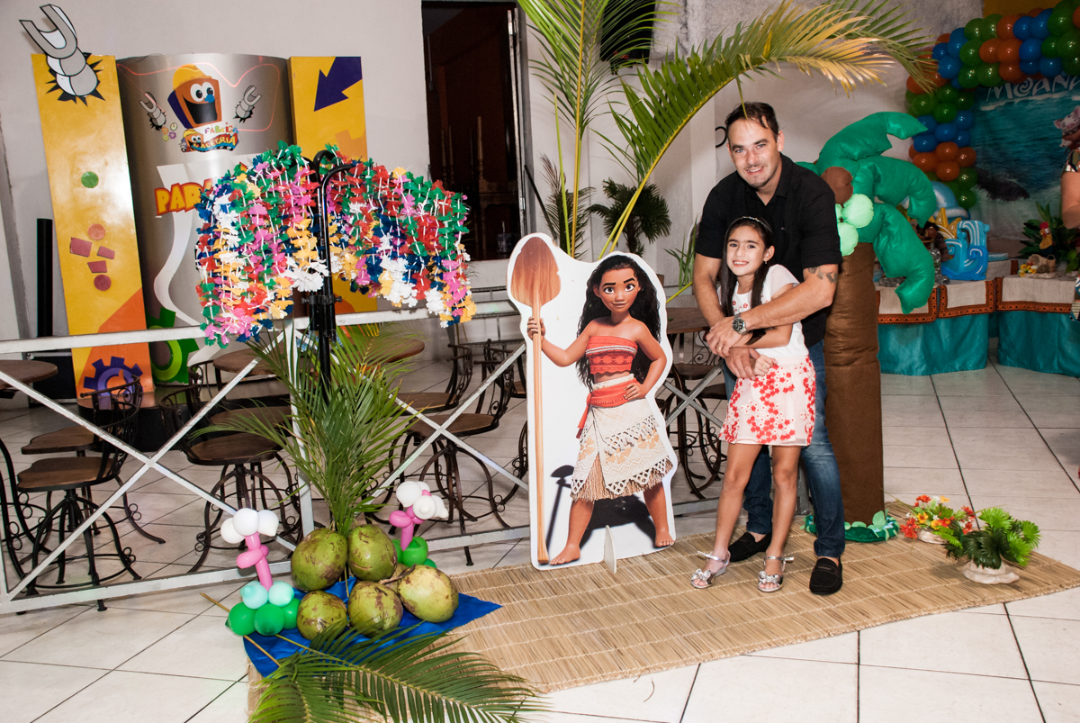 foto pai e filha no Buffet Fábrica da Alegria, Osasco, São Paulo, aniversário de Bianca 8 anos tema da festa Moana