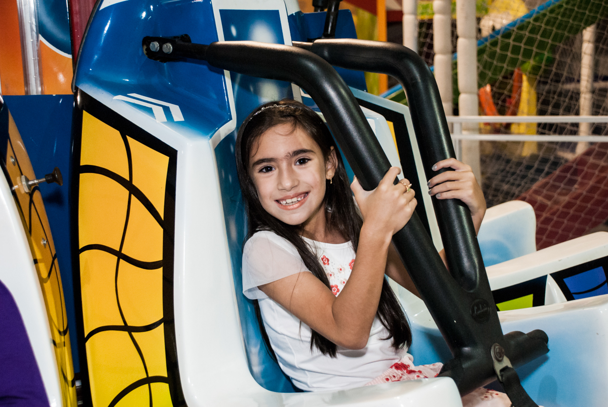 brinquedo elevador divertido no Buffet Fábrica da Alegria, Osasco, São Paulo, aniversário de Bianca 8 anos tema da festa Moana