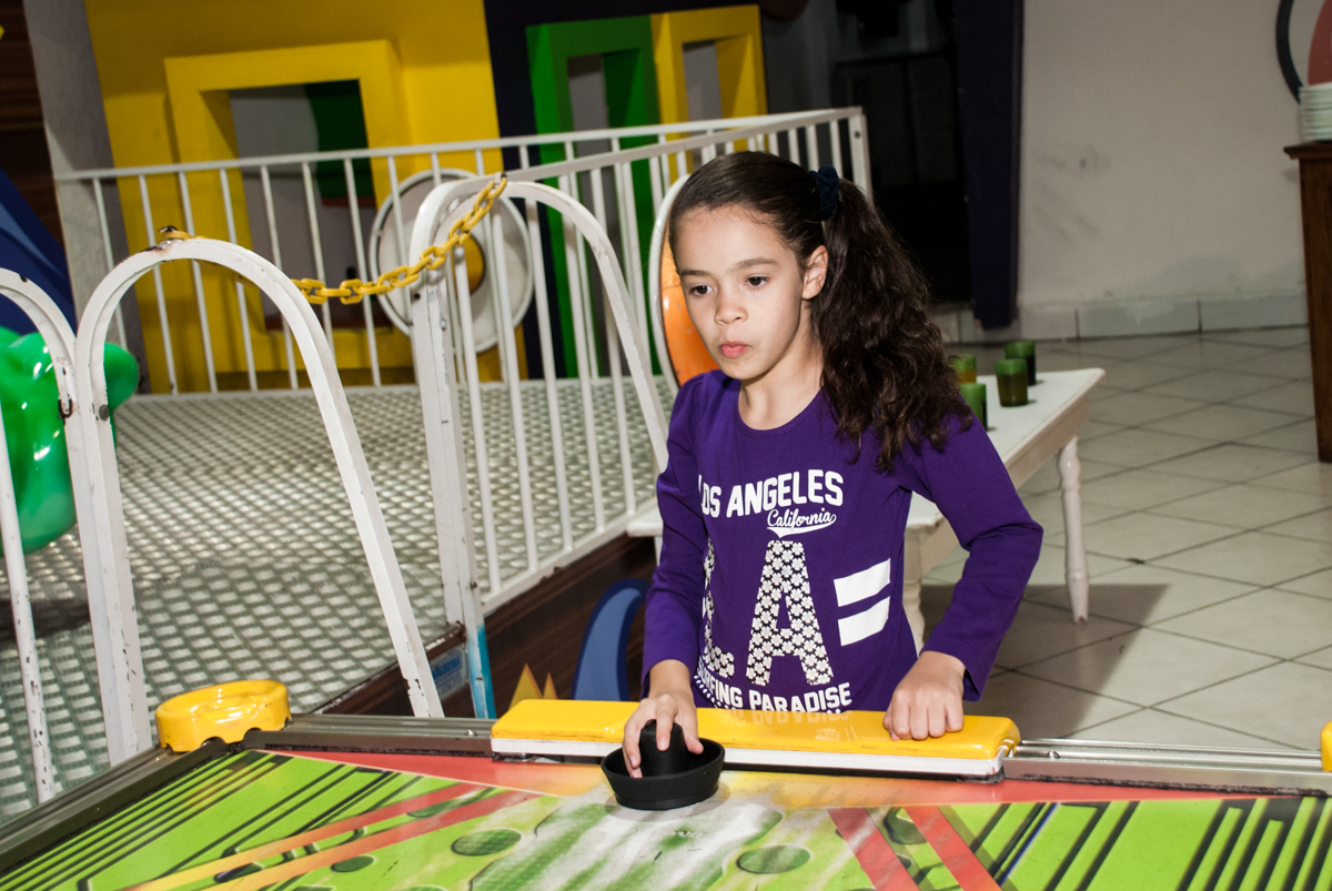 adversária no jogo de futebol no Buffet Fábrica da Alegria, Osasco, São Paulo, aniversário de Bianca 8 anos tema da festa Moana