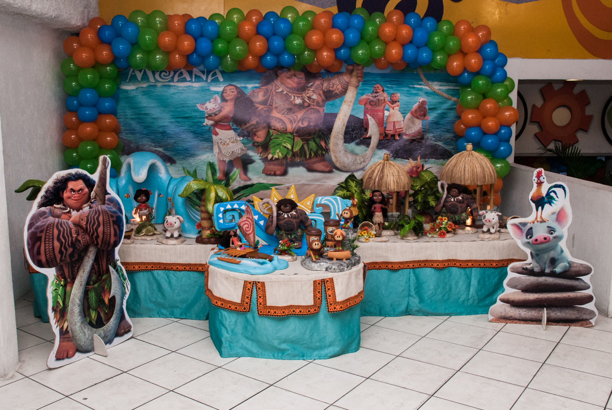 mesa temática no Buffet Fábrica da Alegria, Osasco, São Paulo, aniversário de Bianca 8 anos tema da festa Moana