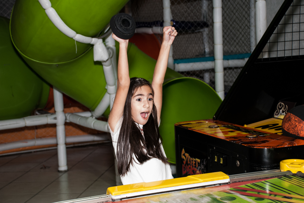 vitória no jogo no Buffet Fábrica da Alegria, Osasco, São Paulo, aniversário de Bianca 8 anos tema da festa Moana