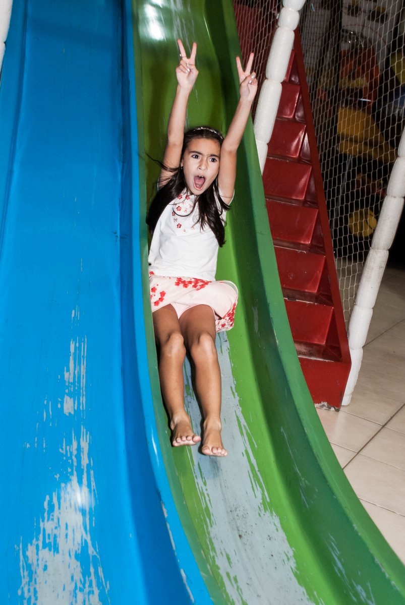 sescendo no escorregador no Buffet Fábrica da Alegria, Osasco, São Paulo, aniversário de Bianca 8 anos tema da festa Moana