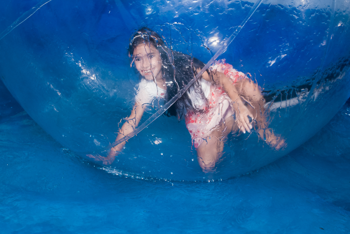 brincando no aqua play no Buffet Fábrica da Alegria, Osasco, São Paulo, aniversário de Bianca 8 anos tema da festa Moana