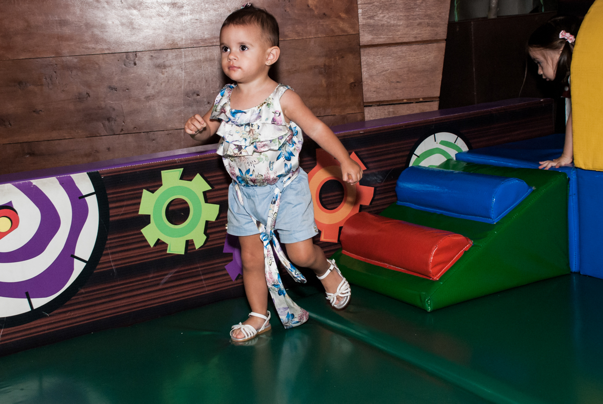 brincando na área baby no Buffet Fábrica da Alegria, Osasco, São Paulo, aniversário de Bianca 8 anos tema da festa Moana