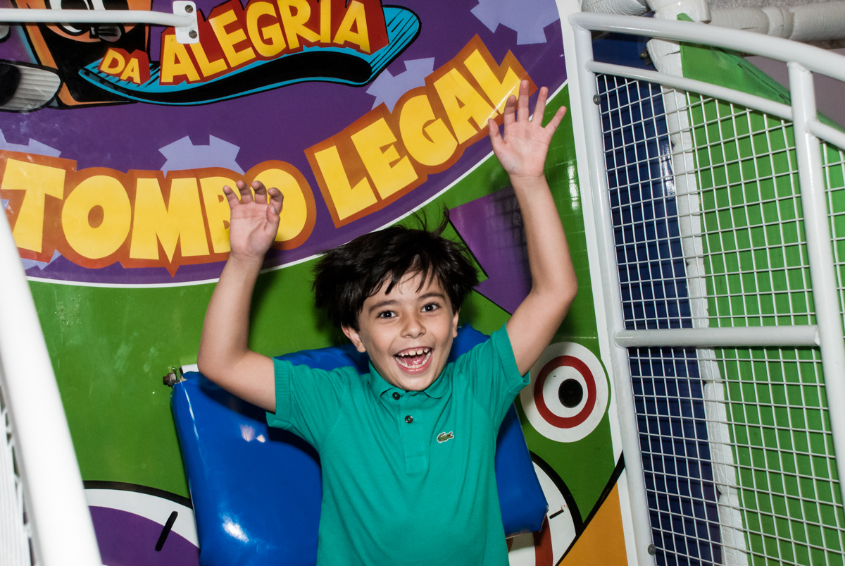caindo no tombo legal no Buffet Fábrica da Alegria, Osasco, São Paulo, aniversário de Bianca 8 anos tema da festa Moana