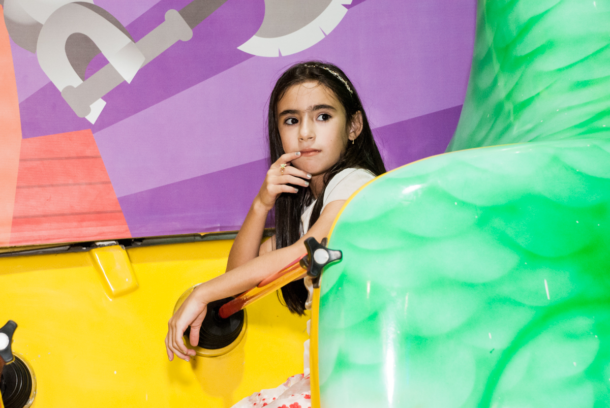 pose pensativa no barco vick no Buffet Fábrica da Alegria, Osasco, São Paulo, aniversário de Bianca 8 anos tema da festa Moana