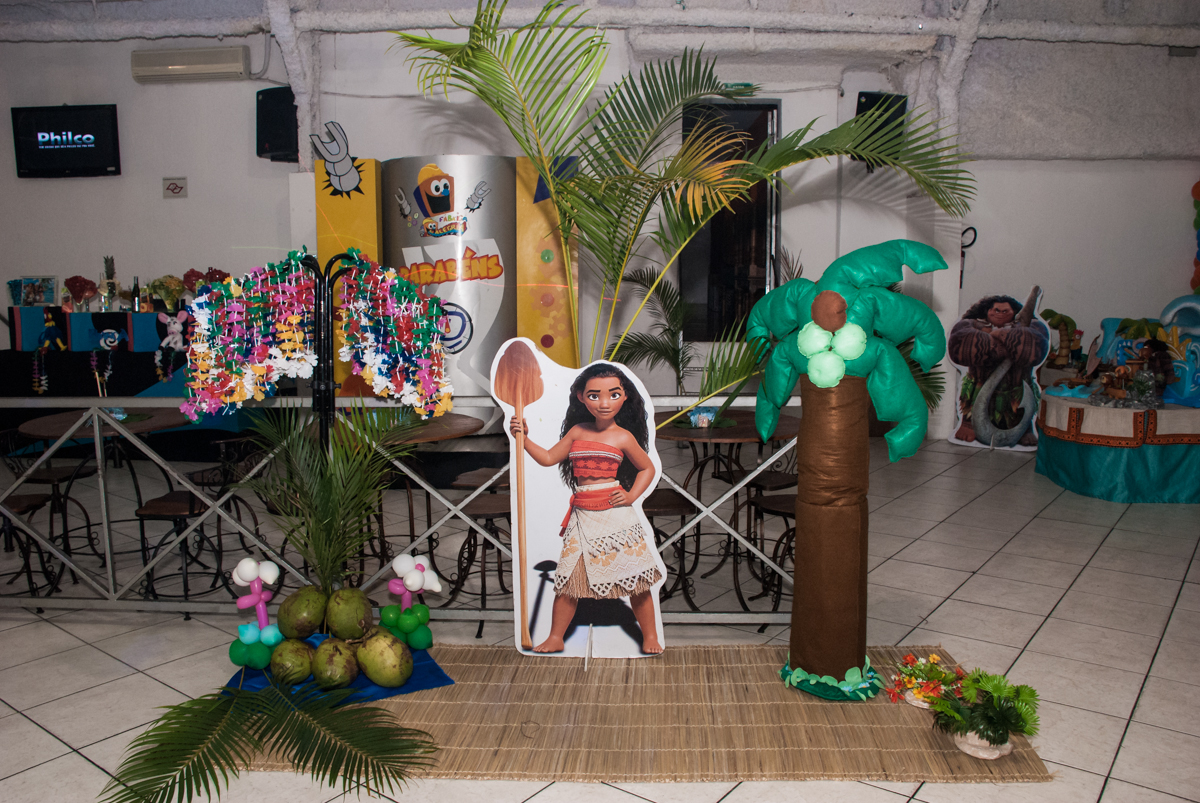 detalhes da mesa no Buffet Fábrica da Alegria, Osasco, São Paulo, aniversário de Bianca 8 anos tema da festa Moana