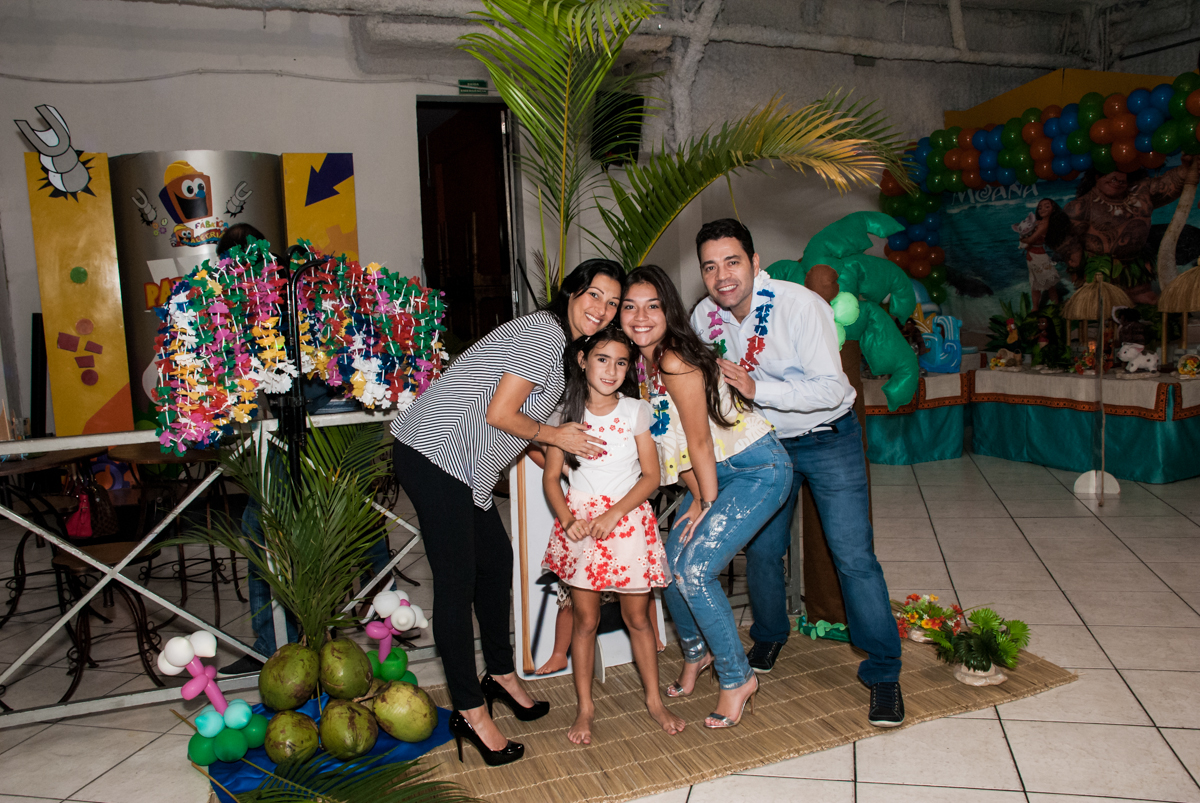posando com a família no Buffet Fábrica da Alegria, Osasco, São Paulo, aniversário de Bianca 8 anos tema da festa Moana