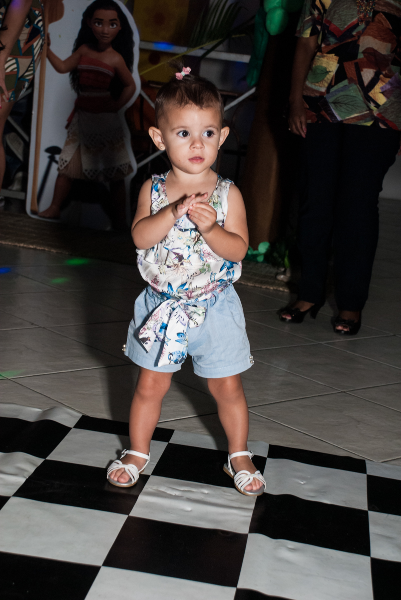 a bebé também curte a balada no Buffet Fábrica da Alegria, Osasco, São Paulo, aniversário de Bianca 8 anos tema da festa Moana