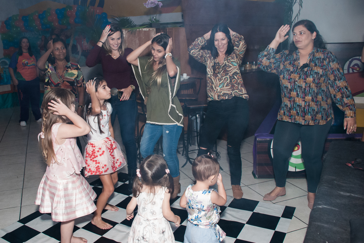 balada com os adultos no Buffet Fábrica da Alegria, Osasco, São Paulo, aniversário de Bianca 8 anos tema da festa Moana