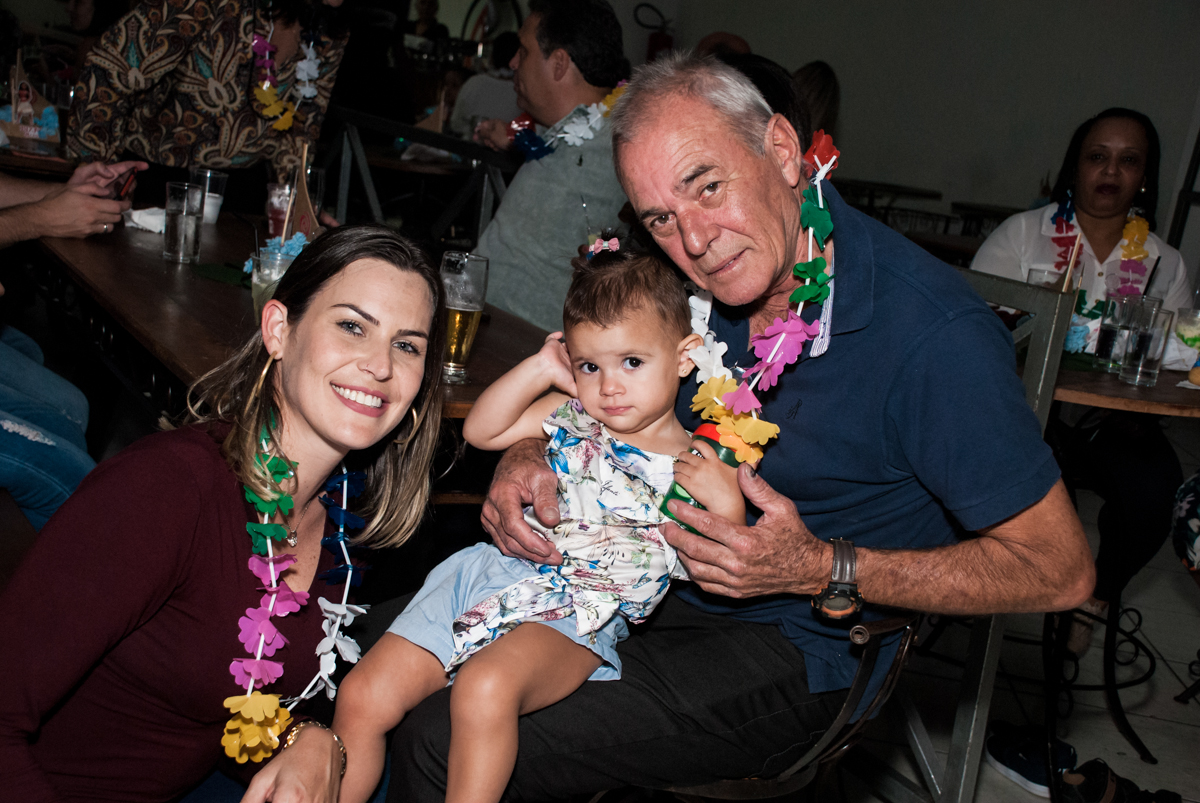 foto com os tios no Buffet Fábrica da Alegria, Osasco, São Paulo, aniversário de Bianca 8 anos tema da festa Moana