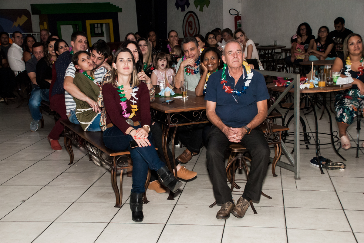 assistindo a retrospectiva no Buffet Fábrica da Alegria, Osasco, São Paulo, aniversário de Bianca 8 anos tema da festa Moana