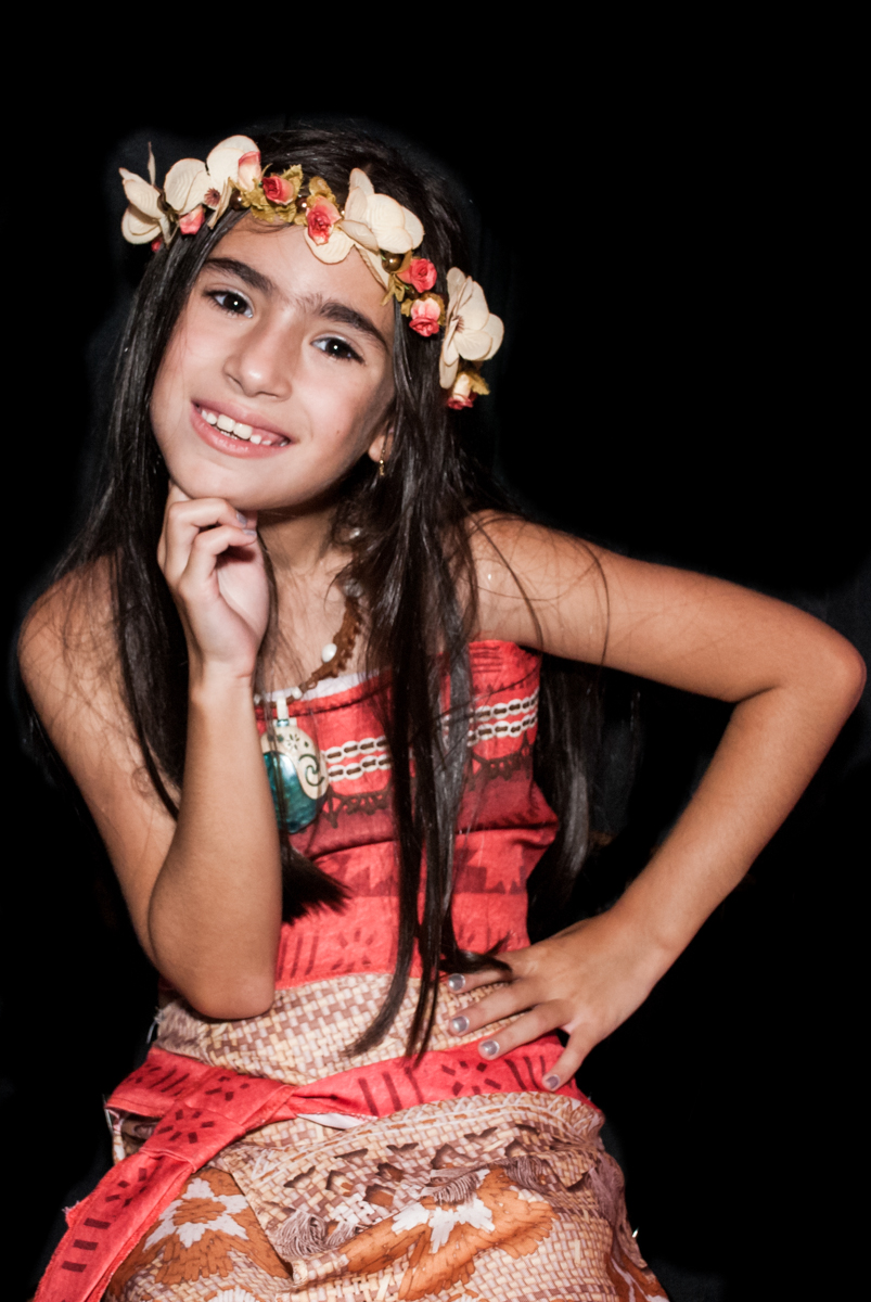 fazendo pose para a foto no Buffet Fábrica da Alegria, Osasco, São Paulo, aniversário de Bianca 8 anos tema da festa Moana