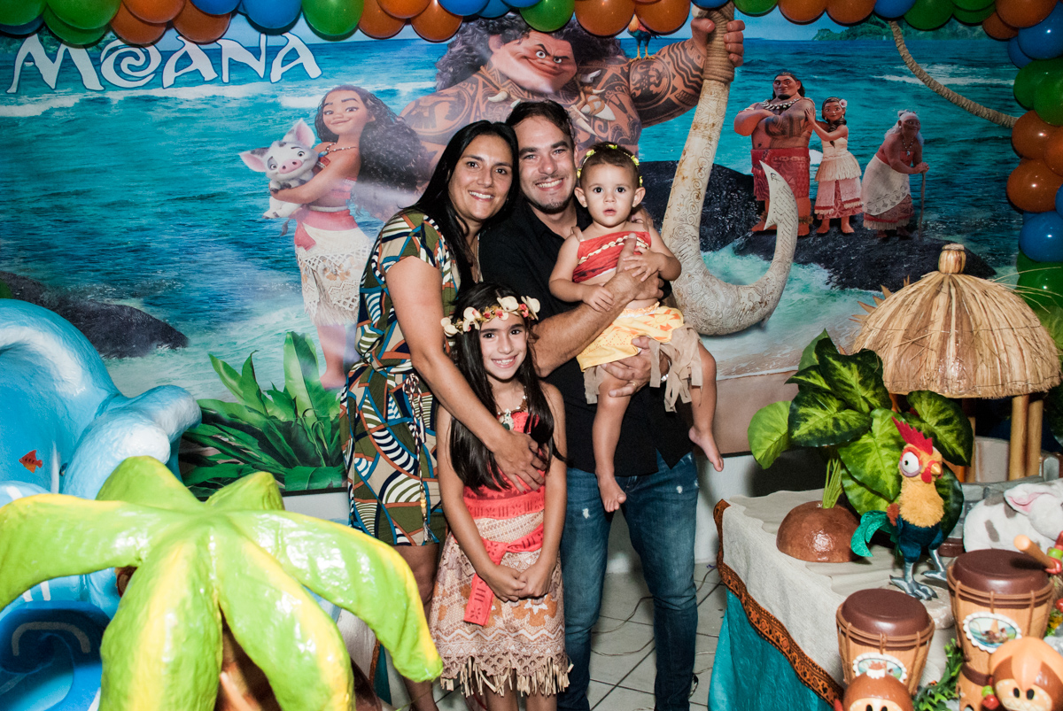 familia unida no parab´ns no Buffet Fábrica da Alegria, Osasco, São Paulo, aniversário de Bianca 8 anos tema da festa Moana