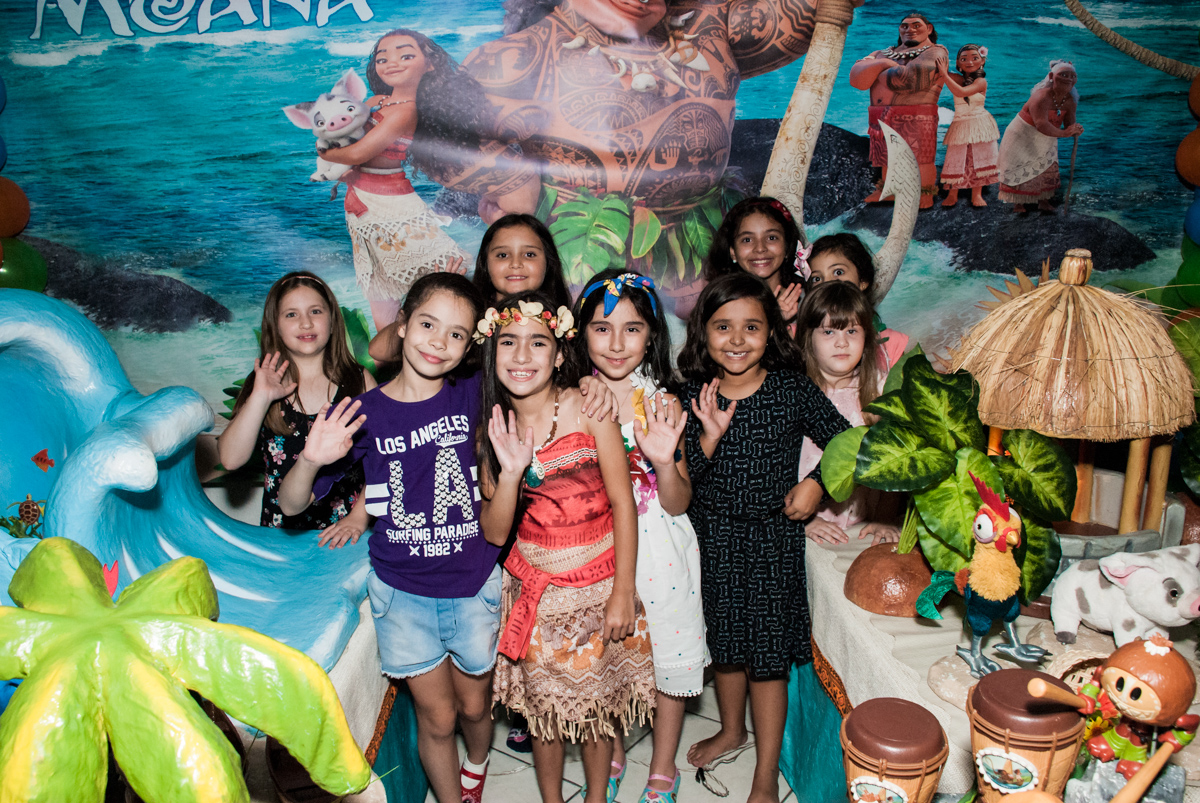 As amigas juntas para a foto no Buffet Fábrica da Alegria, Osasco, São Paulo, aniversário de Bianca 8 anos tema da festa Moana