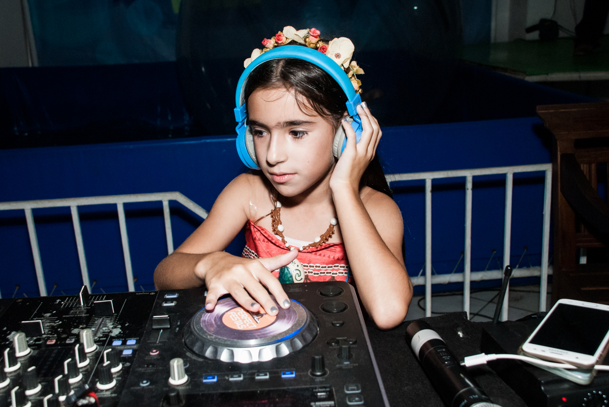 aniversariante agora e DJ no Buffet Fábrica da Alegria, Osasco, São Paulo, aniversário de Bianca 8 anos tema da festa Moana