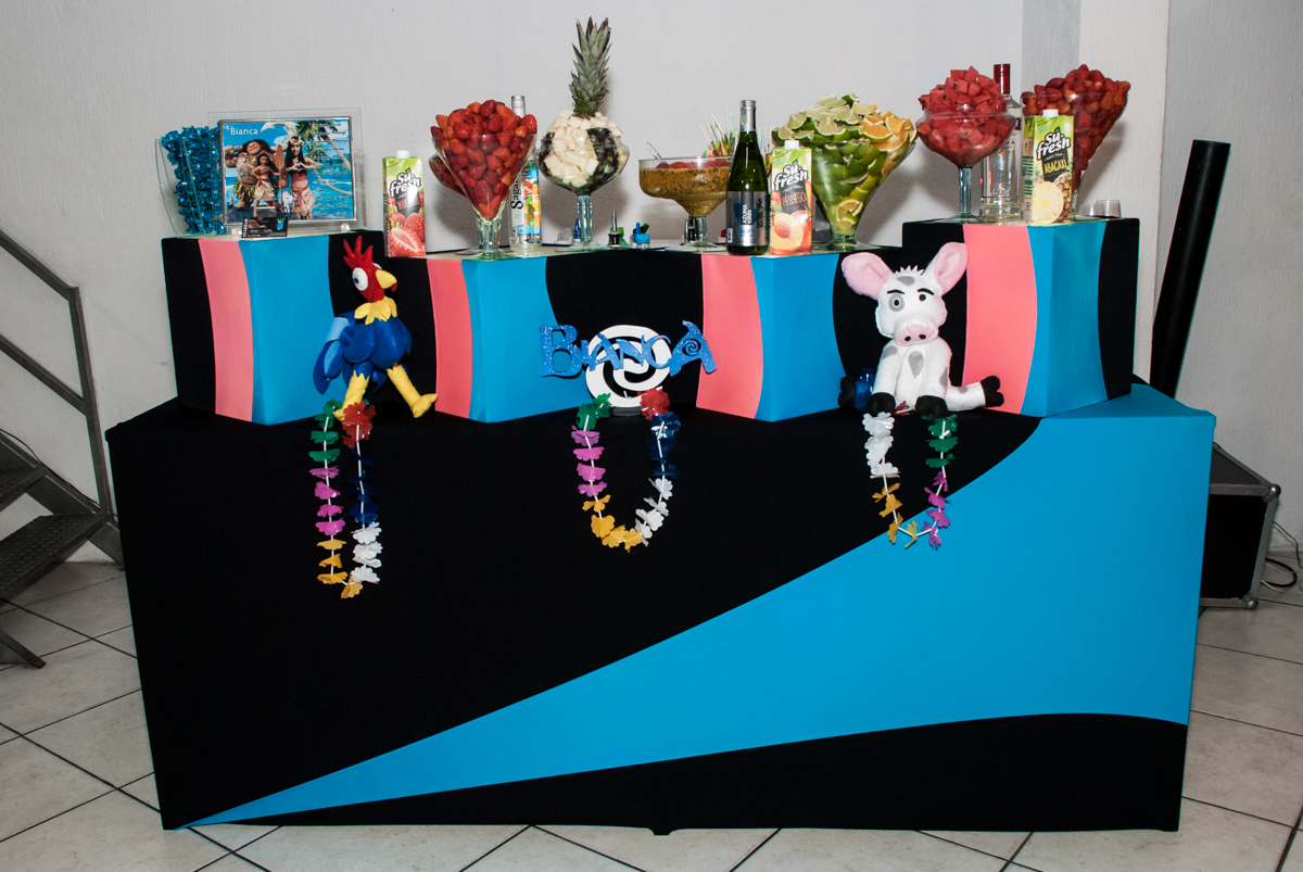 Star Bar mesa de drinks no Buffet Fábrica da Alegria, Osasco, São Paulo, aniversário de Bianca 8 anos tema da festa Moana