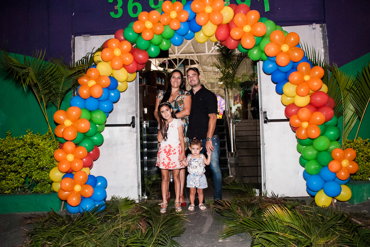 foto da família no arco de bexigas no Buffet Fábrica da Alegria, Osasco, São Paulo, aniversário de Bianca 8 anos tema da festa Moana