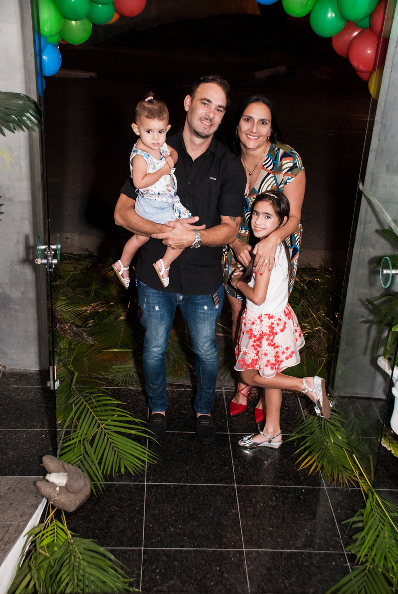 entrada da família no Buffet Fábrica da Alegria, Osasco, São Paulo, aniversário de Bianca 8 anos tema da festa Moana