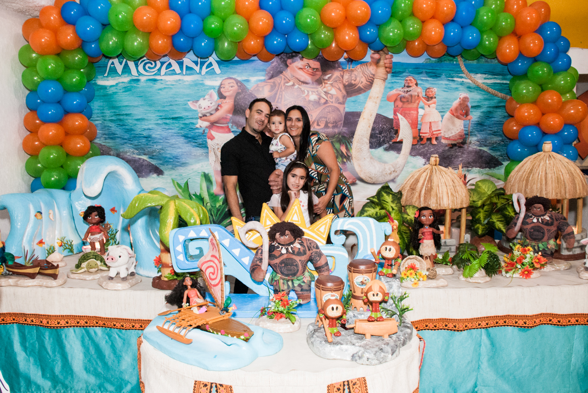 foto da família na mesa temática no Buffet Fábrica da Alegria, Osasco, São Paulo, aniversário de Bianca 8 anos tema da festa Moana