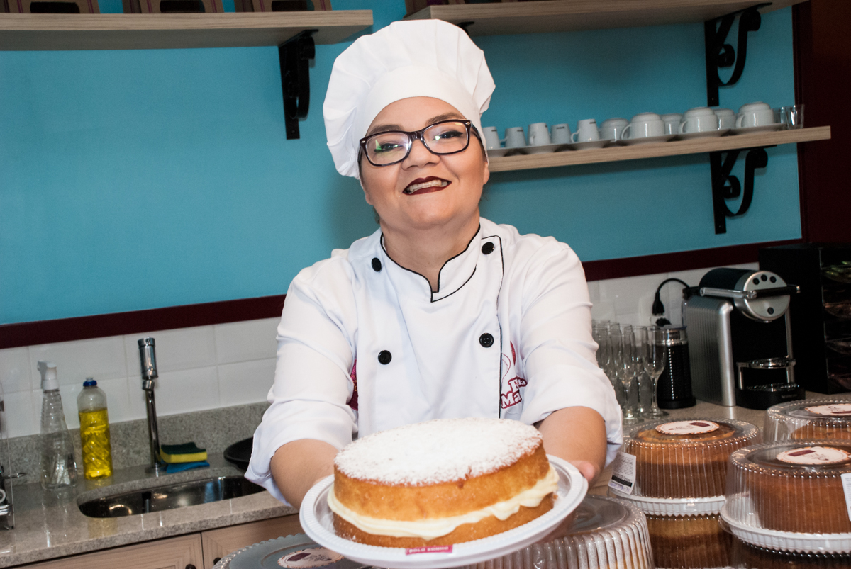 funcionária oferece bolo na Casa de Bolo, Bolo da Madre, Portal do Morumbi, São Paulo
