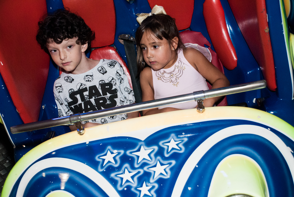 brinquedo jornada nas estrelas no Buffet Fábrica da Alegria, Morumbi, São Paulo, aniversário de Felipe 8 Fernanda 5 tema da fersta Star wars