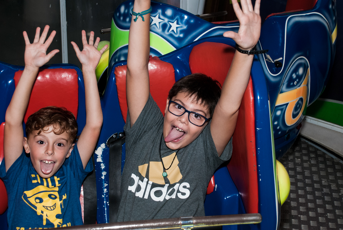 brinquedo jornada nas estrelas divertido no Buffet Fábrica da Alegria, Morumbi, São Paulo, aniversário de Felipe 8 Fernanda 5 tema da fersta Star wars