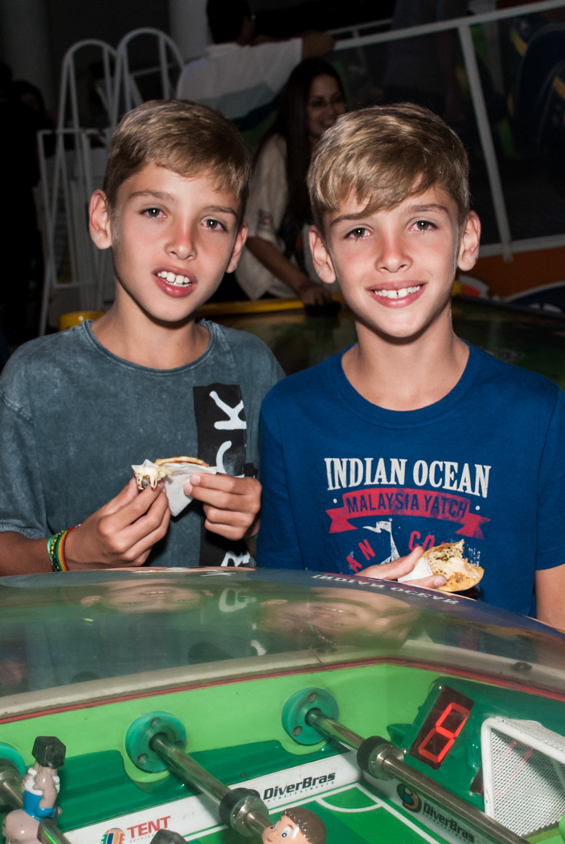 foto dos amigos no Buffet Fábrica da Alegria, Morumbi, São Paulo, aniversário de Felipe 8 Fernanda 5 tema da fersta Star wars
