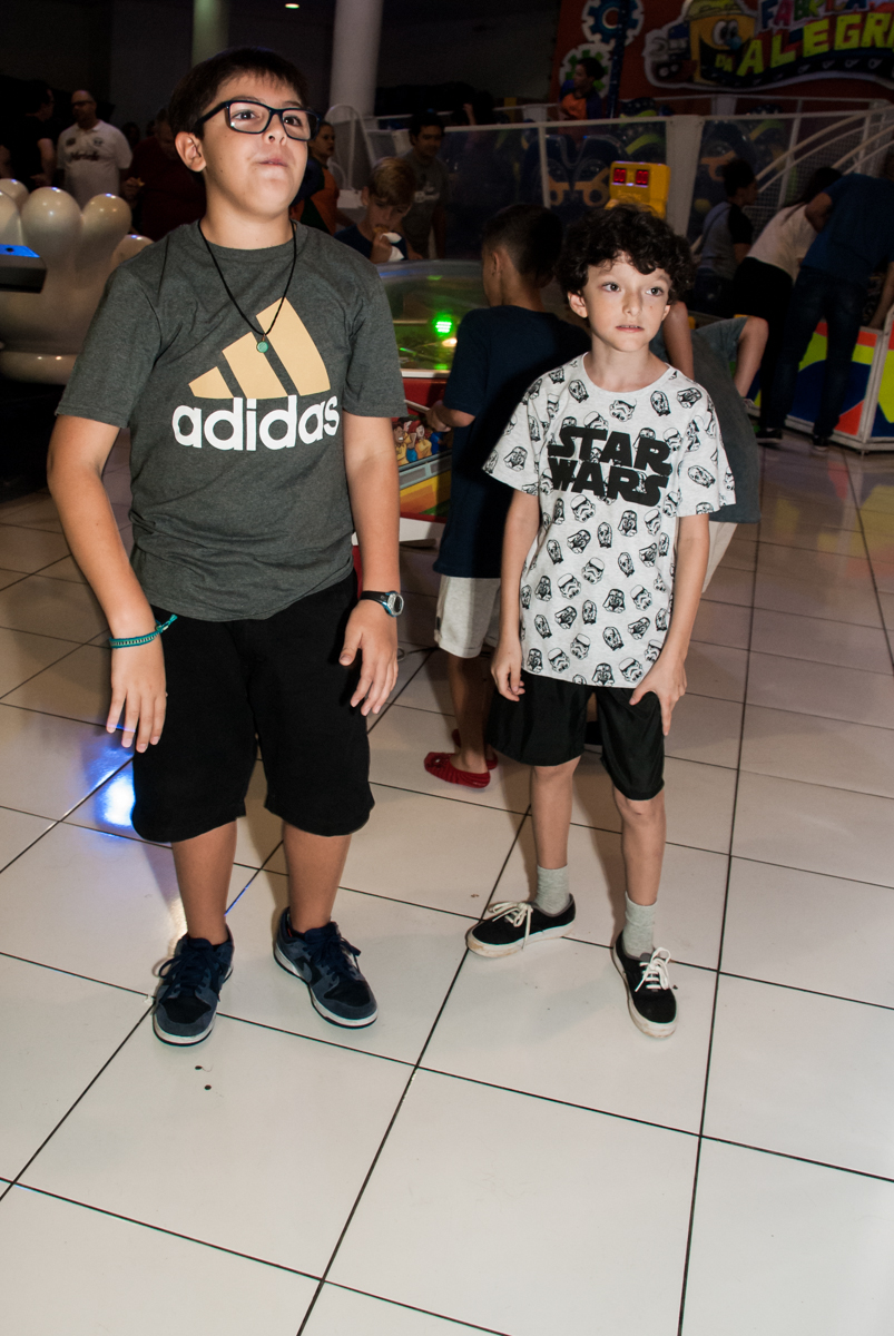 incando no x box no Buffet Fábrica da Alegria, Morumbi, São Paulo, aniversário de Felipe 8 Fernanda 5 tema da fersta Star wars