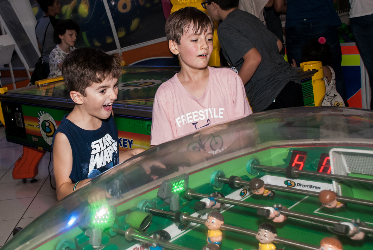 brincando jogo de bola de mesa no Buffet Fábrica da Alegria, Morumbi, São Paulo, aniversário de Felipe 8 Fernanda 5 tema da fersta Star wars