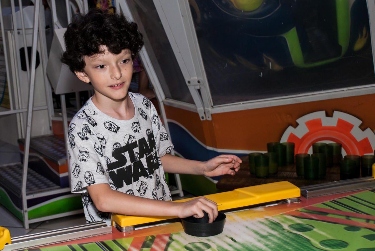 comemorando gol no Buffet Fábrica da Alegria, Morumbi, São Paulo, aniversário de Felipe 8 Fernanda 5 tema da fersta Star wars