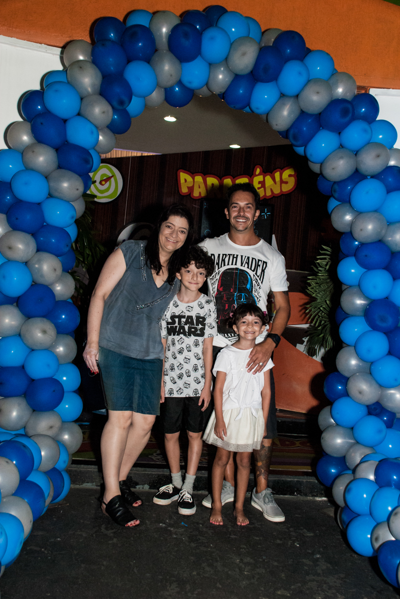 foto da família no arco de bexigas no Buffet Fábrica da Alegria, Morumbi, São Paulo, aniversário de Felipe 8 Fernanda 5 tema da fersta Star wars