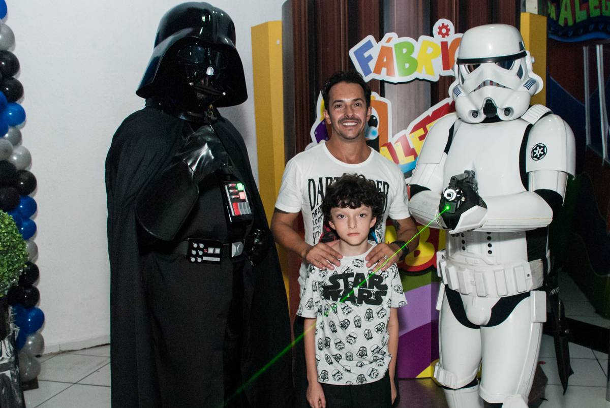 foto com os personagens no Buffet Fábrica da Alegria, Morumbi, São Paulo, aniversário de Felipe 8 Fernanda 5 tema da fersta Star wars