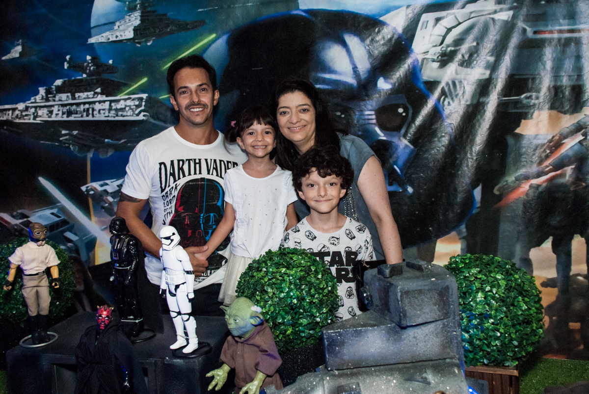 familia na mesa temática no Buffet Fábrica da Alegria, Morumbi, São Paulo, aniversário de Felipe 8 Fernanda 5 tema da fersta Star wars