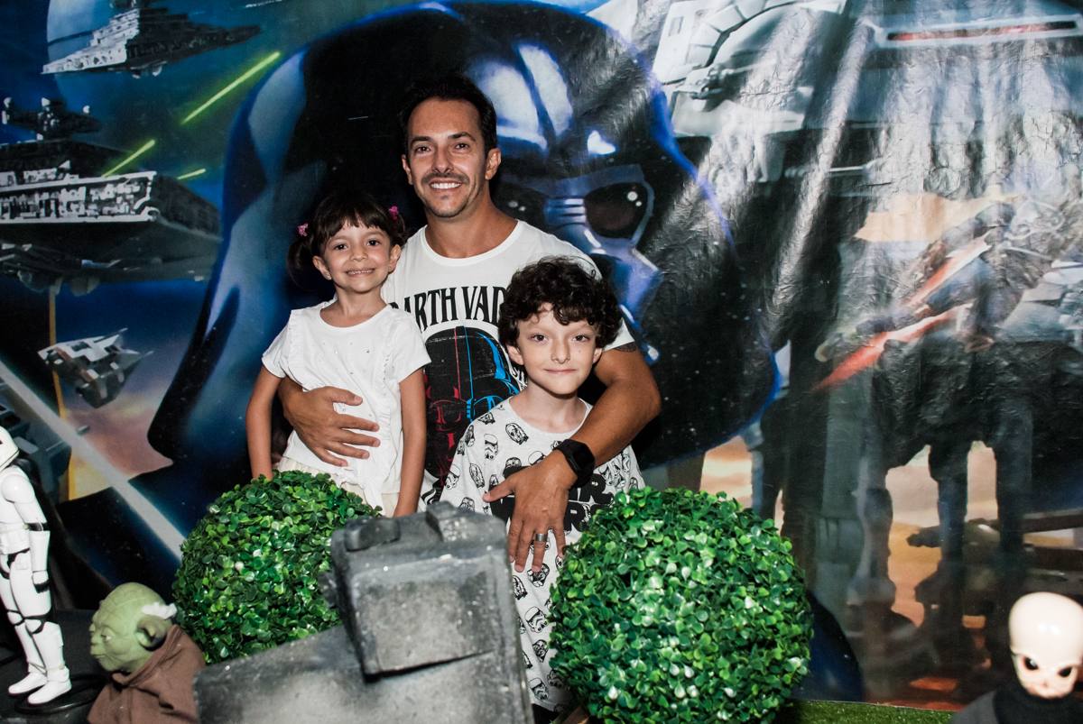 foto pai e filhos no Buffet Fábrica da Alegria, Morumbi, São Paulo, aniversário de Felipe 8 Fernanda 5 tema da fersta Star wars