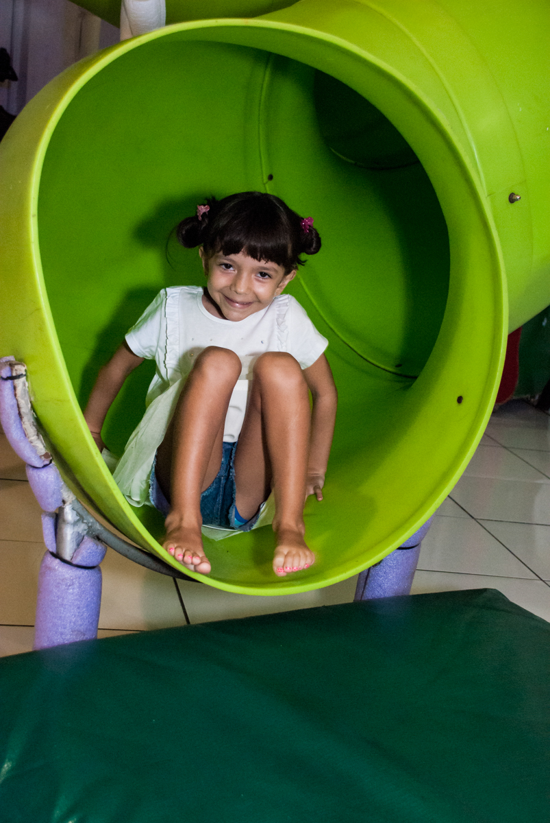 descendo no escorregador no Buffet Fábrica da Alegria, Morumbi, São Paulo, aniversário de Felipe 8 Fernanda 5 tema da fersta Star wars