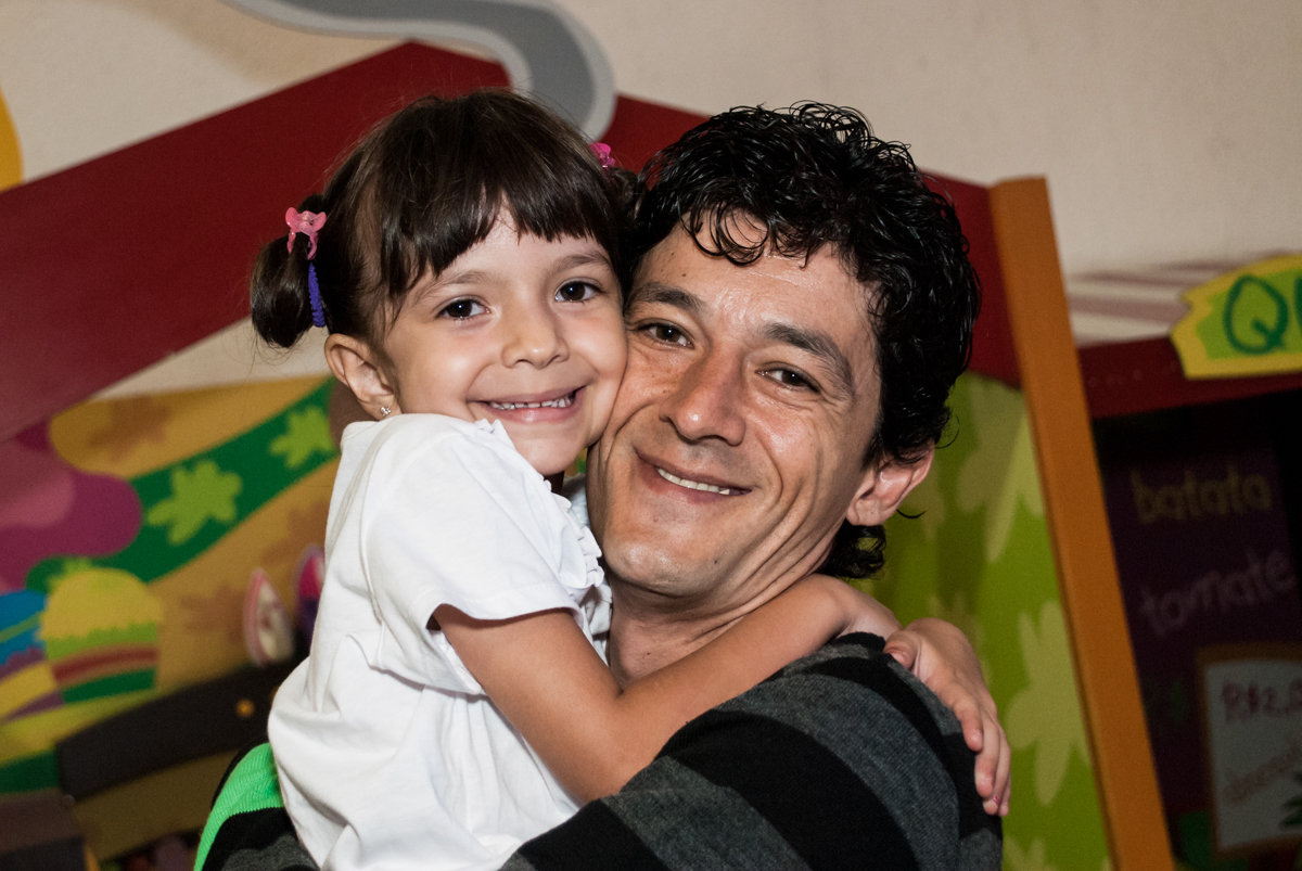 abraço do tio no Buffet Fábrica da Alegria, Morumbi, São Paulo, aniversário de Felipe 8 Fernanda 5 tema da fersta Star wars