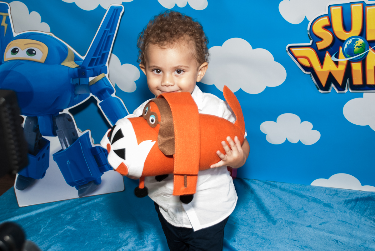 brincando com o personagem da mesa no Condominio, Morumbi, São Paulo, tema da festa super wings