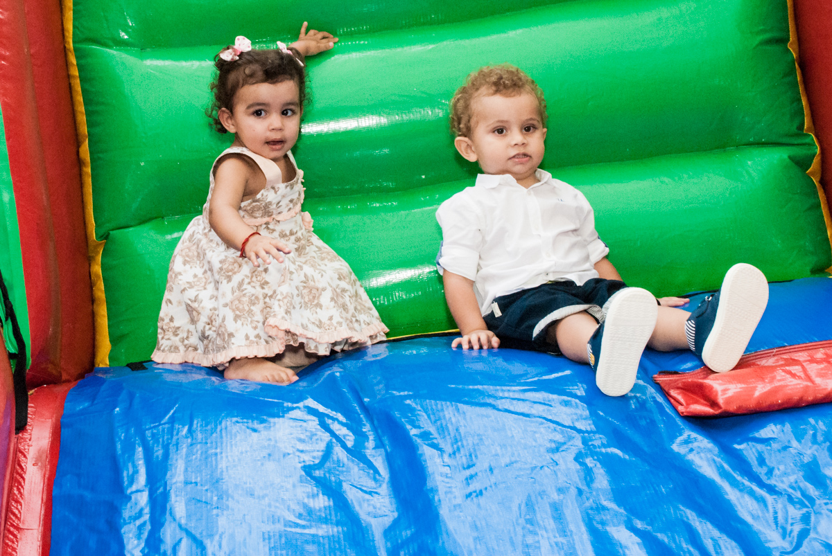Os pequenos brincam no brinquedo inflável no Condominio, Morumbi, São Paulo, tema da festa super wings