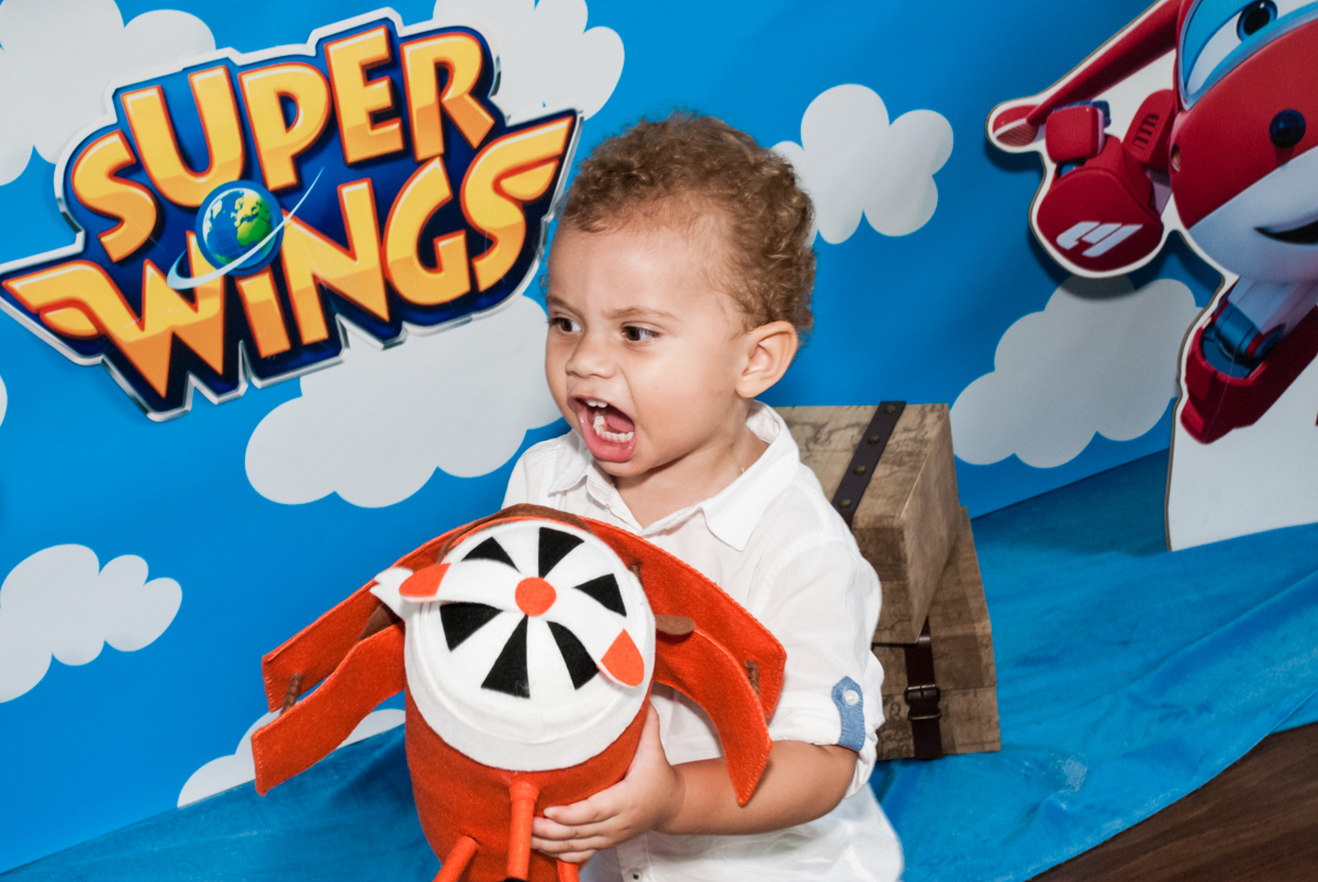 brincadeira divertida com o personagem da mesa no Condominio, Morumbi, São Paulo, tema da festa super wings