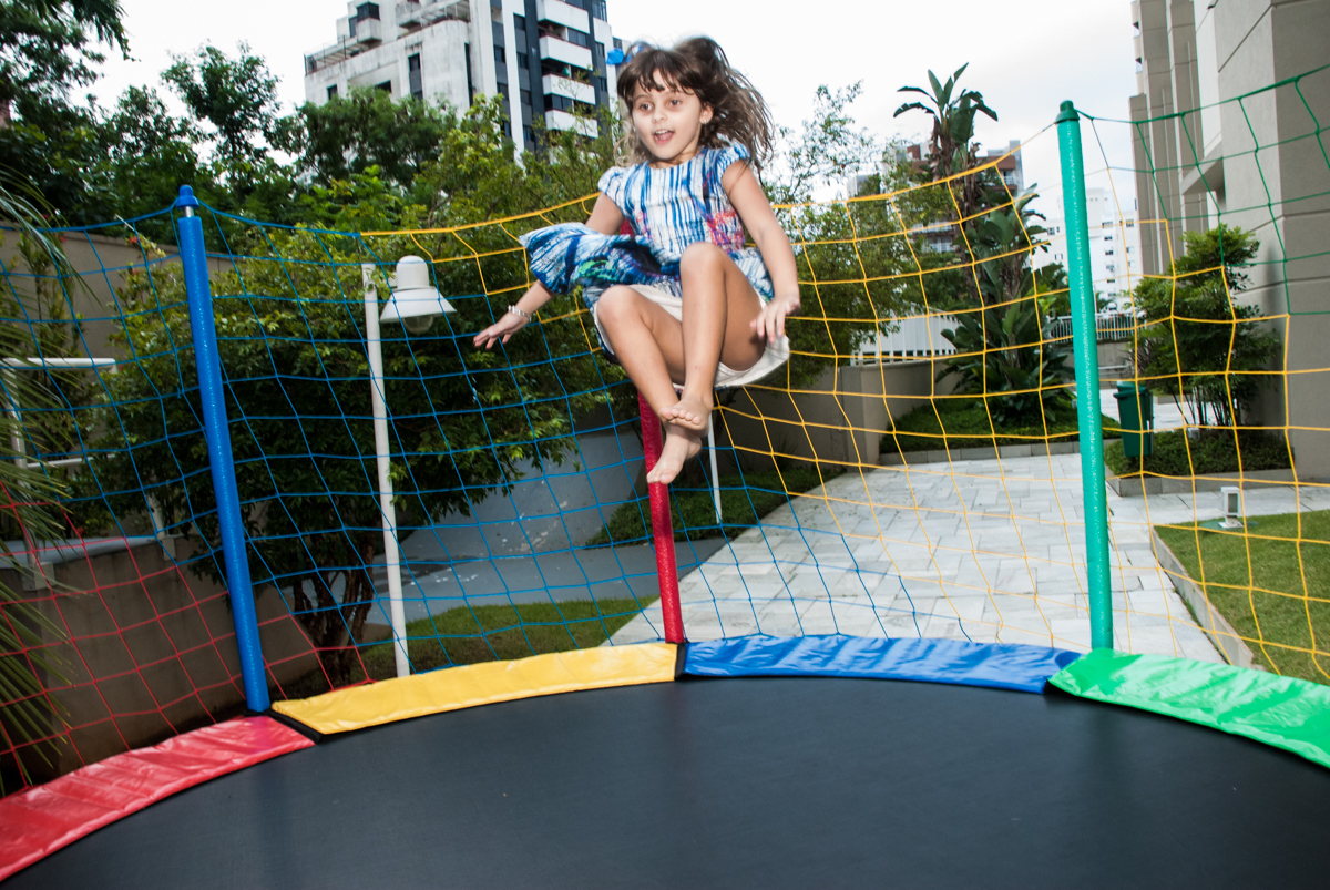 pulando bem alto na cama elástica no Condominio, Morumbi, São Paulo, tema da festa super wings