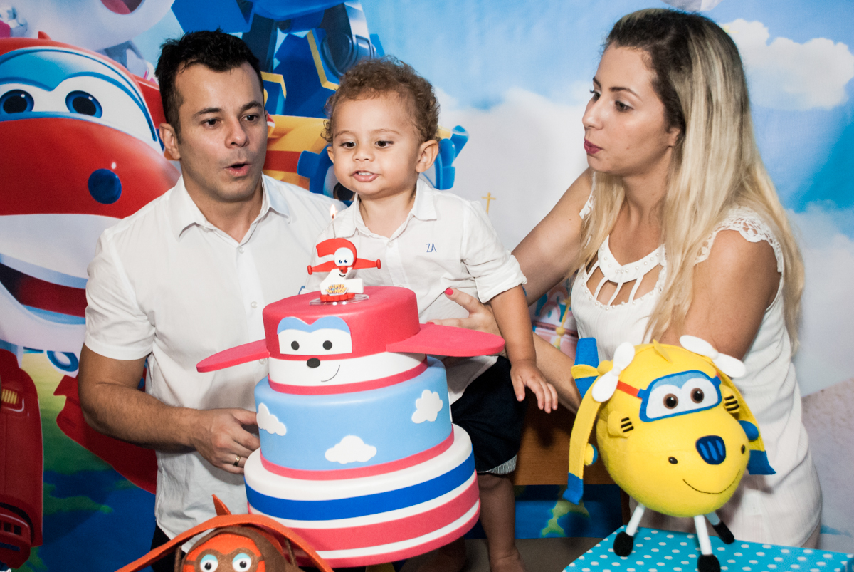 soprando a vela do bolo no Condominio, Morumbi, São Paulo, tema da festa super wings