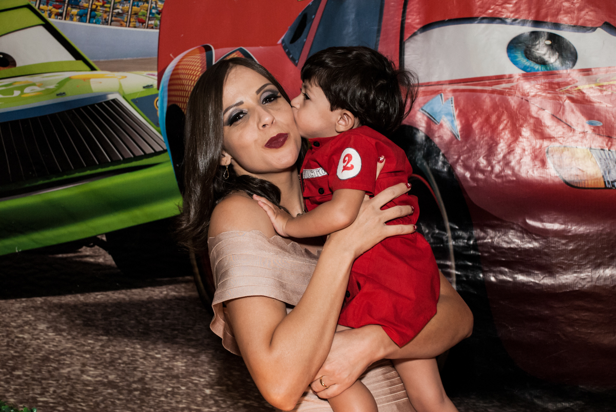 beijinho na mamãe no Buffet Fábrica da Alegria, Osasco, São Paulo, aniversário de Victor 2 anos, tema da festa carros