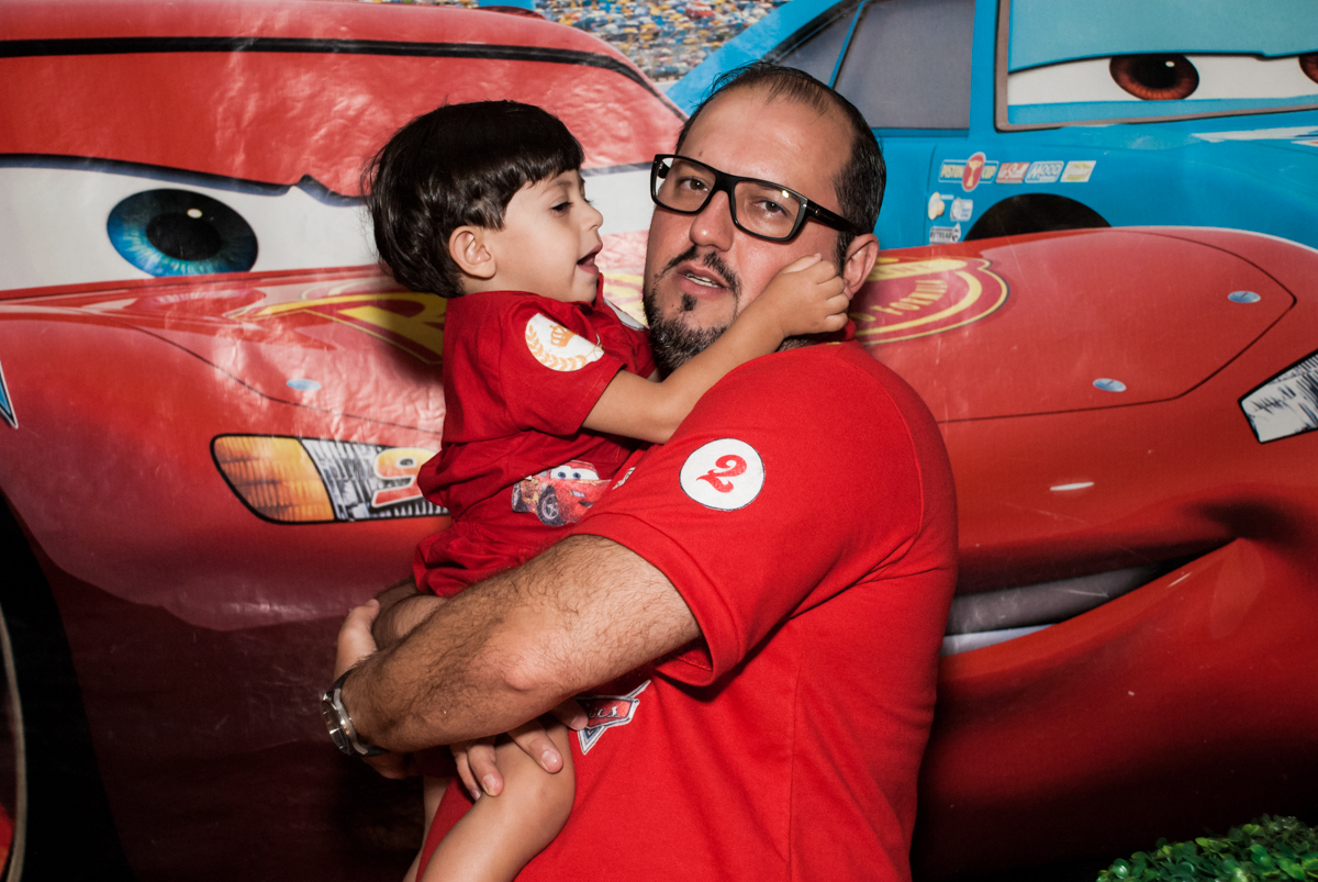 abraço do papai no Buffet Fábrica da Alegria, Osasco, São Paulo, aniversário de Victor 2 anos, tema da festa carros