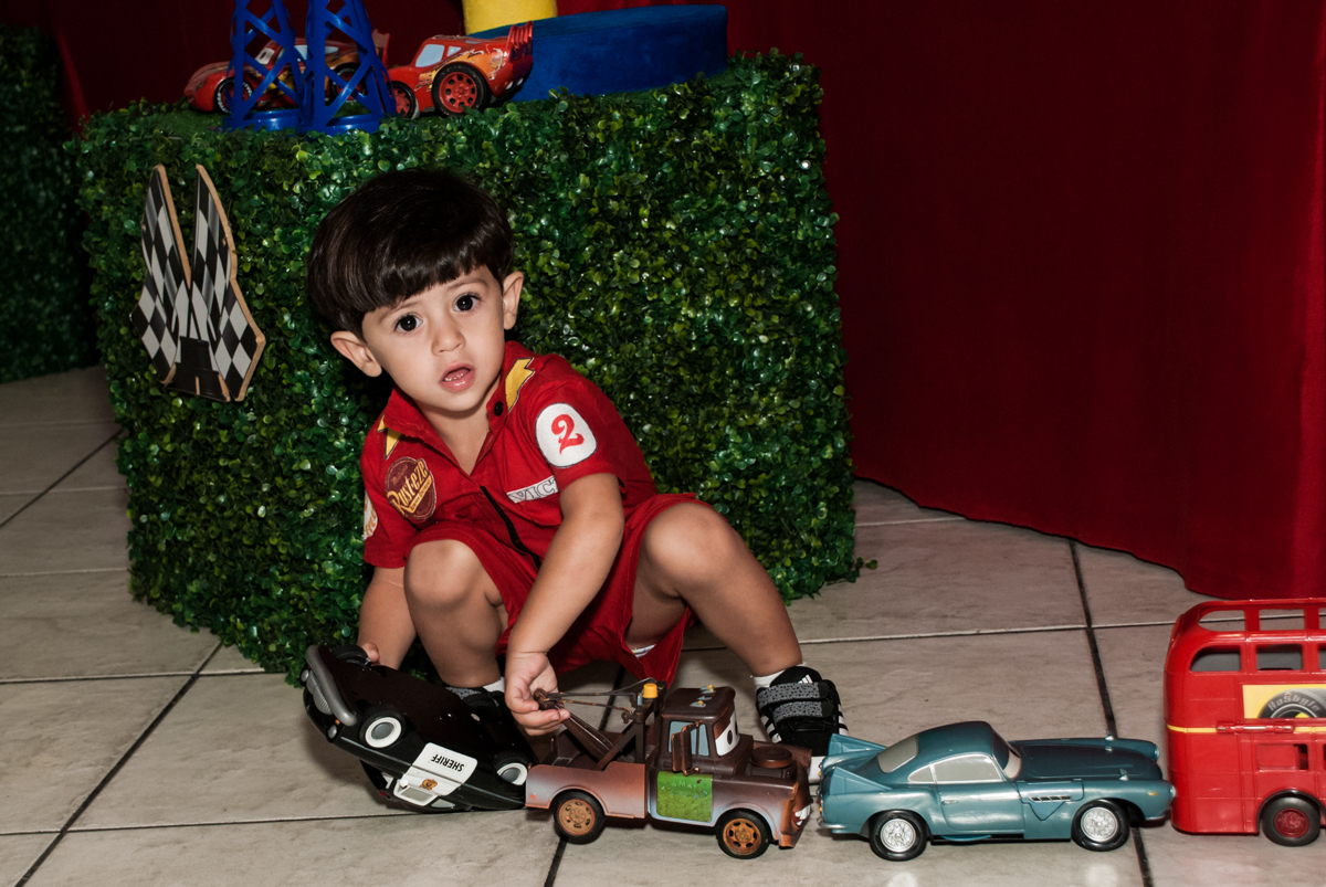 Brincadeiras com os personagens da mesa no Buffet Fábrica da Alegria, Osasco, São Paulo, aniversário de Victor 2 anos, tema da festa carros