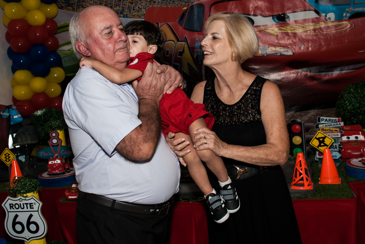 carinho dos avós no Buffet Fábrica da Alegria, Osasco, São Paulo, aniversário de Victor 2 anos, tema da festa carros